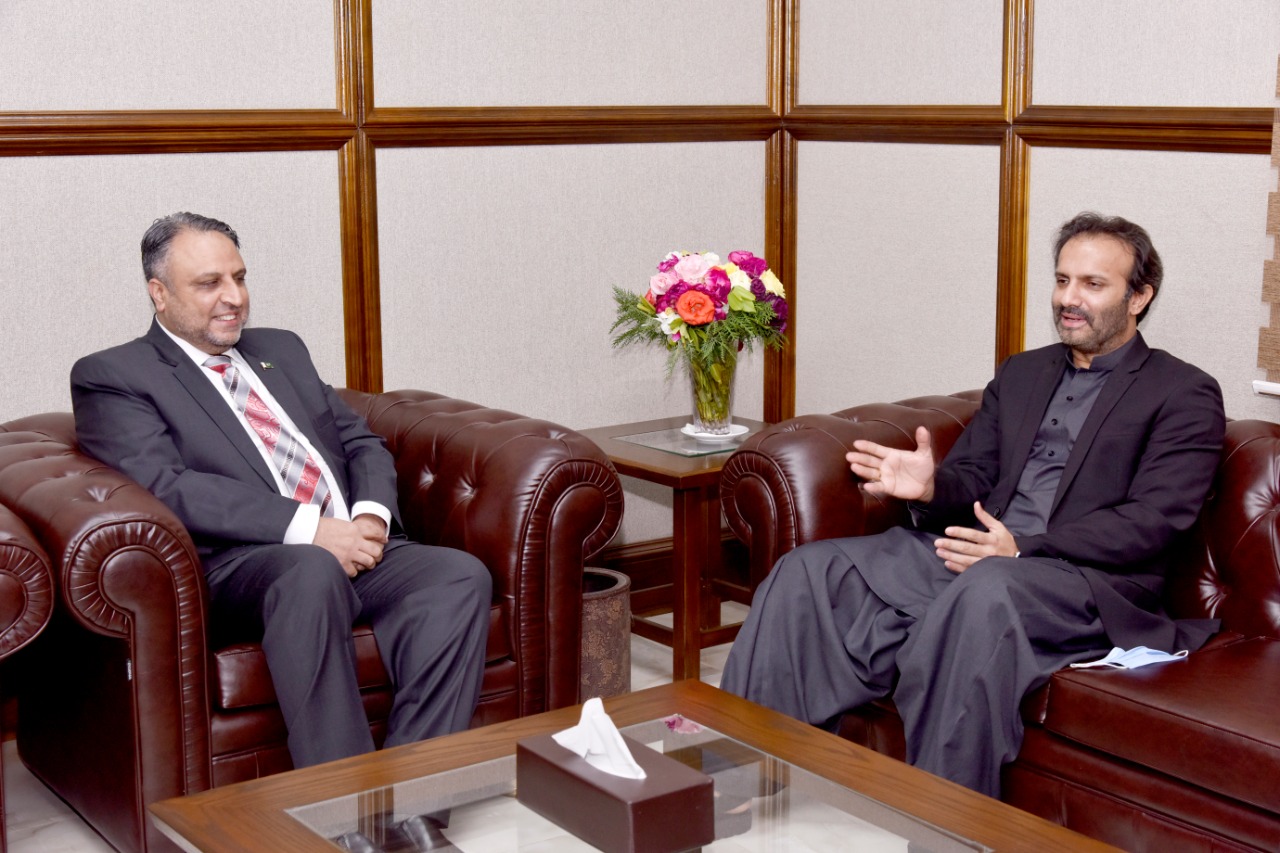 MD Pakistan Bait ul Maal Mr Aon Abbas Buppi exchanging views with Prof Dr Athar Mahboob Vice Chancellor