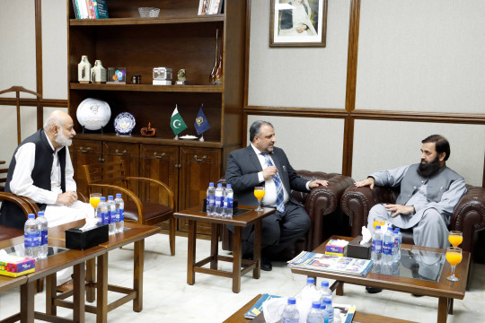 Honorable Governor Punjab and Chancellor meeting with Vice Chancellor IUB