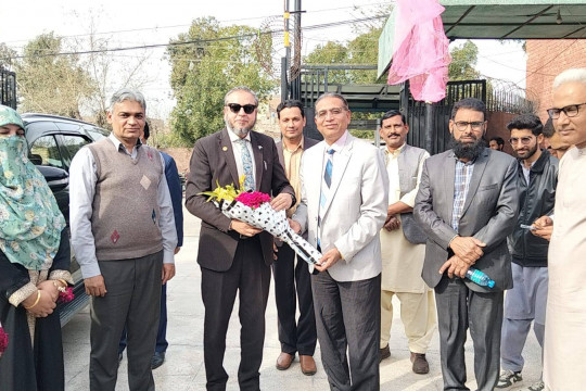 Vice Chancellor Prof. Dr. Muhammad Kamran paid an official visit to MNSUET Multan.
