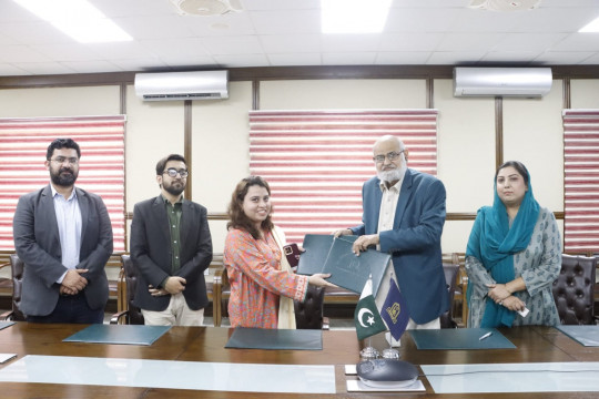 IUB sign an agreement with Ms Minahil Zia, Lead Community Engagement & Investor Relations, LUMS Incubator