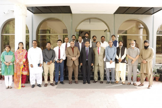 Honorable Prof. Dr. Mohammad Nizamuddin (Sitara-e-Imtiaz) visits IUB