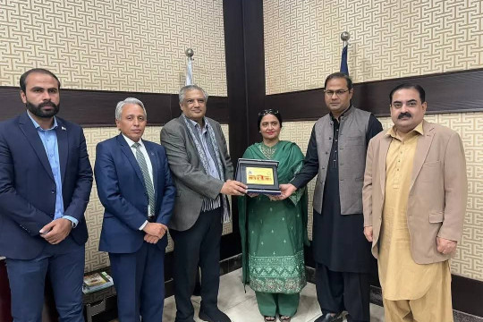 Mr. Sohail Warraich, a renowned journalist, pays a visit to the Islamia University of Bahawalpur