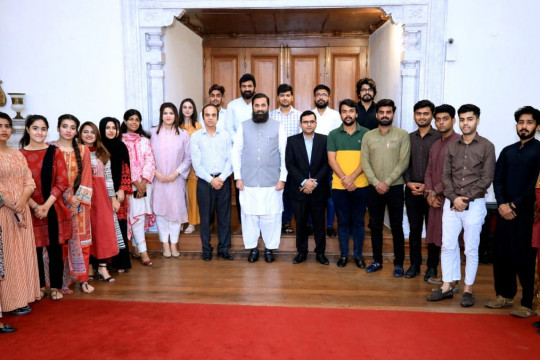 A delegation of IUB students and teachers met Honorable Governor Punjab Engineer Mian Muhammad Baligh-ur-Rehman