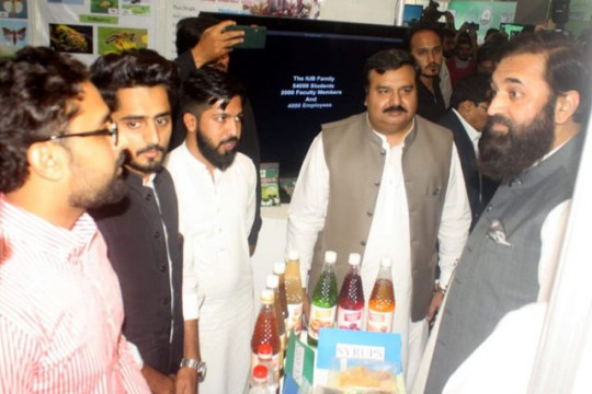 Honorable Governor Punjab and Chancellor Engr. Muhammad Baligh-ur-Rahman visited Stall of the IUB at Lahore.