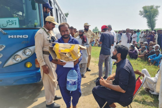 1000 Raashan bags distributed in the flood affected areas of South Punjab by the Islamia University of Bahawalpur