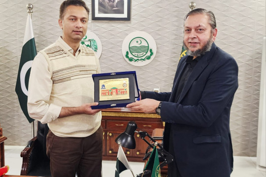 VC Prof. Dr. Muhammad Kamran felicitated Syed Hassan Raza on assuming the position of DC Bahawalpur