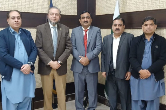 Regional Director General Public Relations Bahawalpur Dr. Nasir Hameed met with VC Prof. Dr. Muhammad Kamran.