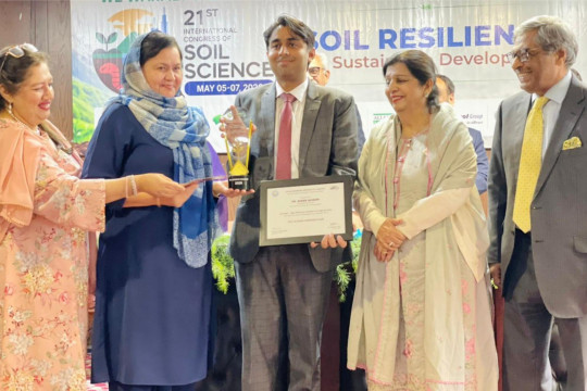 Dr. Azhar Hussain from IUB received Prof. Dr. Muhammad Arshad innovative concept award 2026.