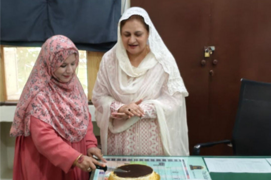 IUB Alumnus Dr. Ishrat Noreen was awarded the “Best Teacher Award” from the Higher Education Department Punjab.