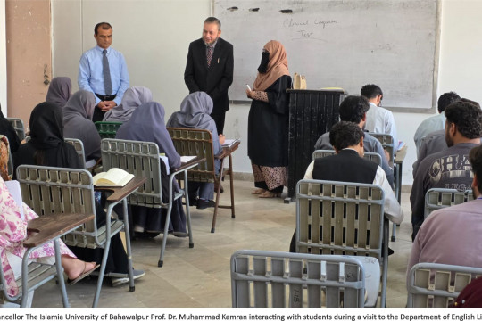 Prof. Dr. Muhammad Kamran VC IUB visited various classes within the Department of English Linguistics