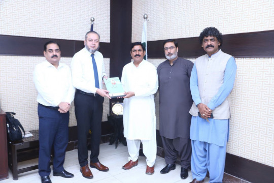 Renowned Siraiki writer Dr. Asmatullah Shah meets Vice Chancellor Prof. Dr. Muhammad Kamran at IUB