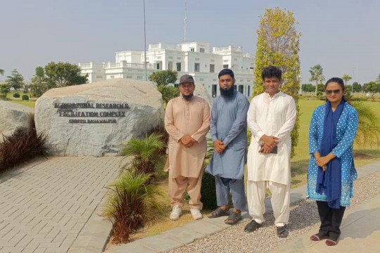 To examine ongoing cotton research trials, a group of IUB agricultural experts visited to Chappu, Bahawalpur.