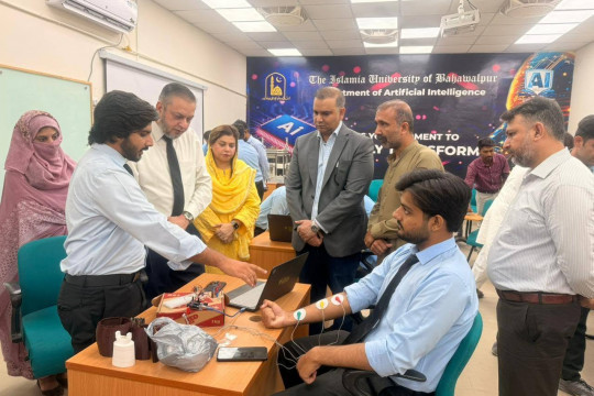 VC Prof. Dr. Muhammad Kamran visits the Artificial Intelligence Research and Advancement Lab at Faculty of Computing.