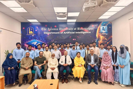VC Prof. Dr. Muhammad Kamran visits the Faculty of Computing's Artificial Intelligence Research and Advancement Lab.