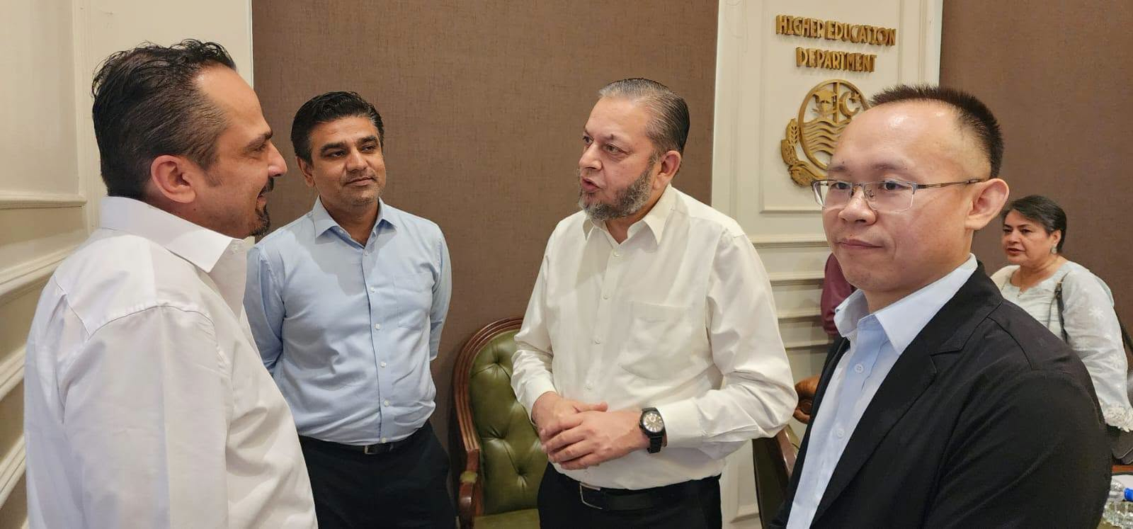 VC Prof. Dr. Muhammad Kamran met Chinese delegation for establishing state-of-the-art AI and STEM labs at IUB