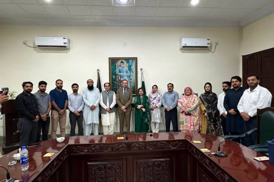 Vice Chancellor Prof. Dr. Muhammad Kamran meets IUB officers and alumni, discusses AI courses and admissions