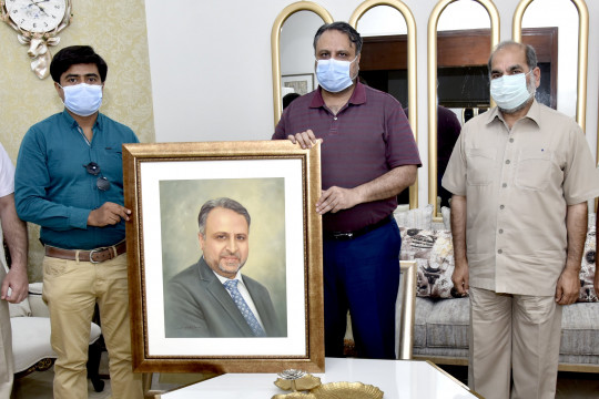 Worthy Vice Chancellor praises local talent, artist Sajjad Nawaz presents a portrait