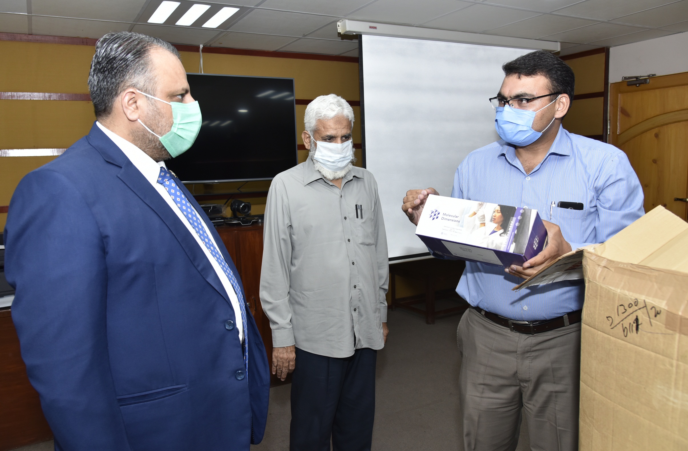 British University donates laboratory equipment to IUB
