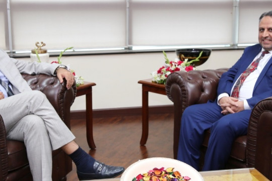 Punjab Minister for Higher Education Raja Yasir Humayun Sarfraz exchanging views with Engr Prof Dr Athar Mahboob, VC